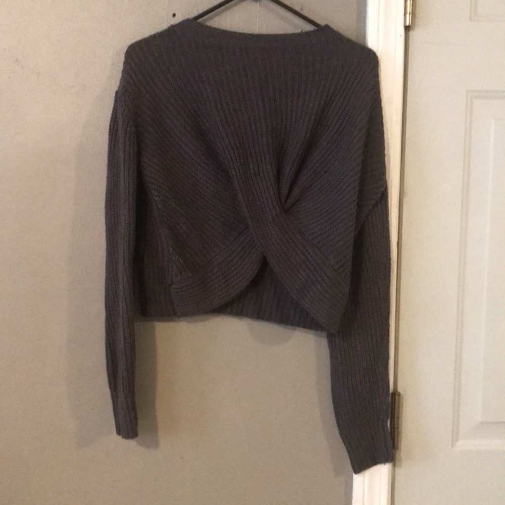 I’m selling a grey crop top size S-M